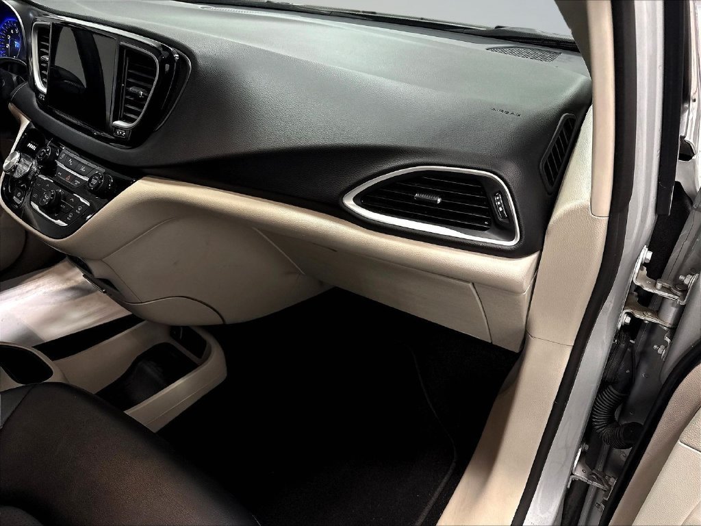Used 2024 Chrysler Pacifica Touring-L FWD image 28