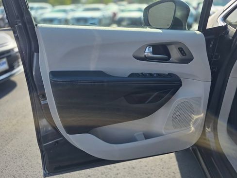 Used 2023 Chrysler Pacifica Touring-L FWD image 22