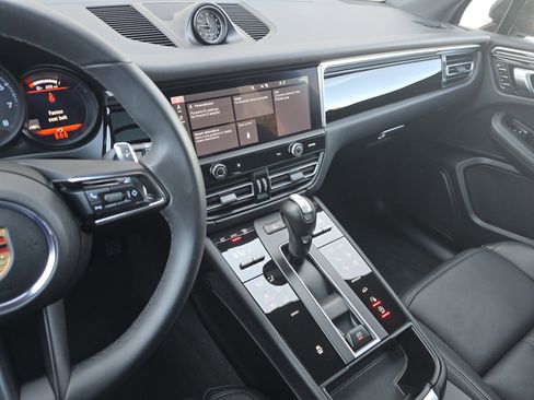 Certified 2025 Porsche Macan image 20