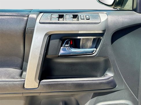 Used 2016 Toyota 4Runner SR5 AWD/4WD image 18