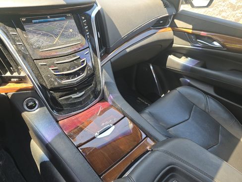 Used 2016 Cadillac Escalade Luxury AWD/4WD image 30