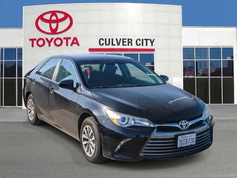 Used 2017 Toyota Camry LE FWD image 1