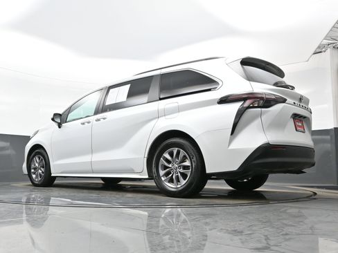 Used 2023 Toyota Sienna XLE image 32