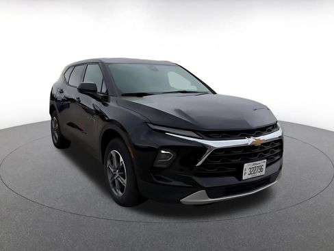 Used 2025 Chevrolet Blazer LT FWD image 3