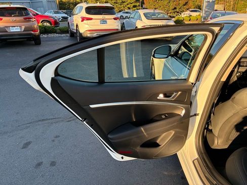 Used 2025 Genesis G70 2.5T image 28