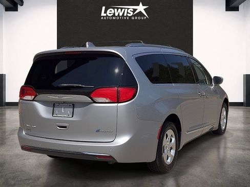 Used 2019 Chrysler Pacifica Touring-L FWD image 4