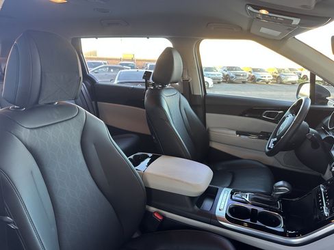 Used 2024 Kia Carnival EX image 42