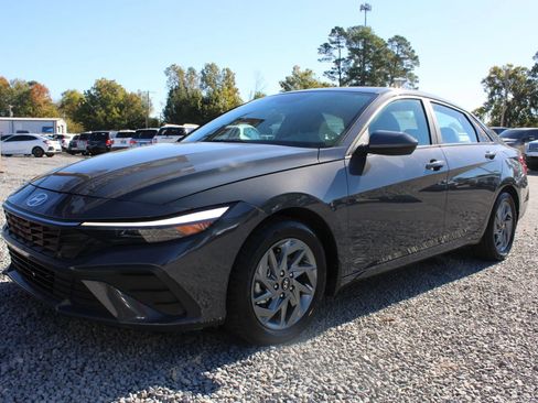 Used 2024 Hyundai Elantra Blue image 3