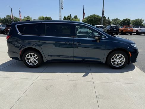 Used 2025 Chrysler Pacifica Select FWD image 9
