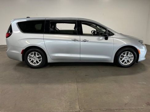 Used 2024 Chrysler Pacifica Touring-L FWD image 2