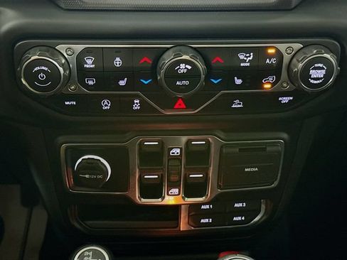 Used 2020 Jeep Gladiator Overland AWD/4WD image 14