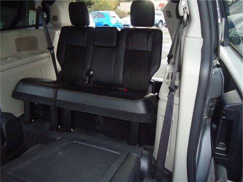 Used 2019 Dodge Grand Caravan SXT image 16