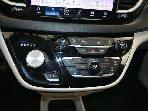 Used 2022 Chrysler Pacifica Touring-L FWD image 17