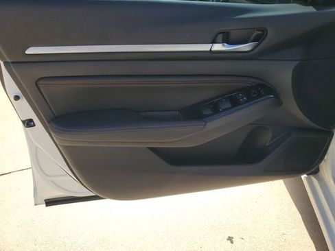 Used 2023 Nissan Altima 2.5 SR FWD image 14