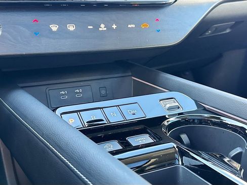 Used 2025 Nissan Murano SL image 16