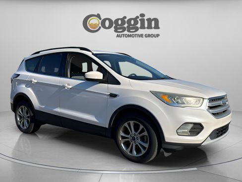 Used 2017 Ford Escape SE w/ Equipment Group 201A image 6