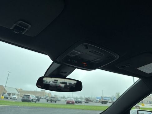 Used 2023 Chevrolet Traverse LT image 5