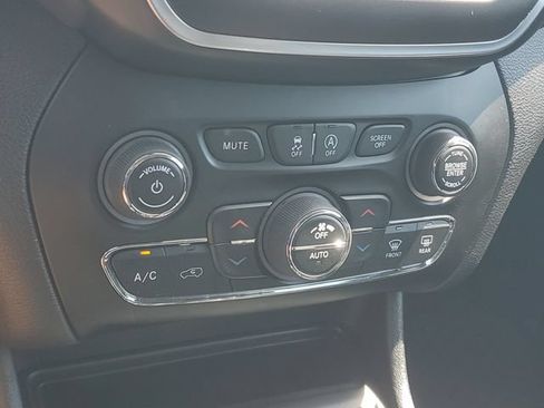 Used 2019 Jeep Cherokee Trailhawk w/ Comfort & Convenience Group AWD/4WD image 29