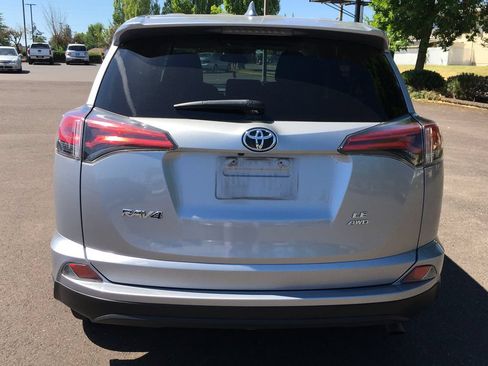 Used 2017 Toyota RAV4 LE AWD/4WD image 5