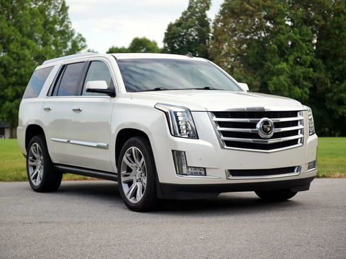 Used 2015 Cadillac Escalade Premium AWD/4WD image 4