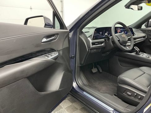 Used 2024 Cadillac XT4 Luxury w/ Cold Weather Package FWD image 17