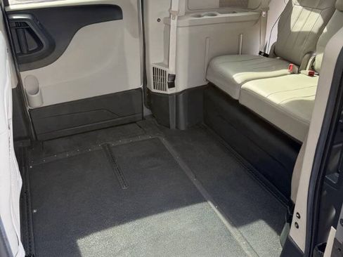 Used 2016 Dodge Grand Caravan SXT w/ UConnect Hands-Free Group FWD image 18