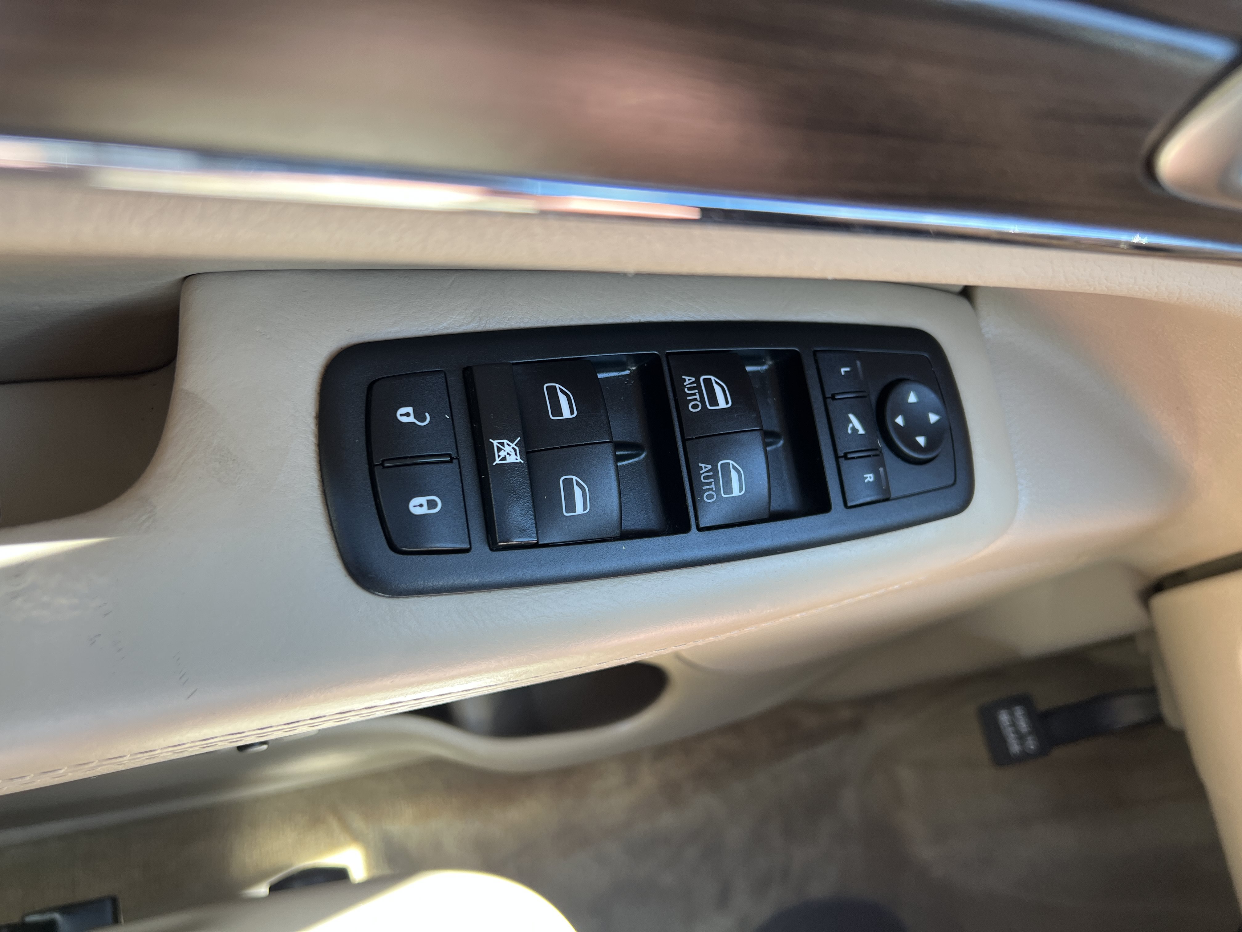 Used 2015 Jeep Grand Cherokee Overland w/ Advanced Technology Group AWD/4WD image 22