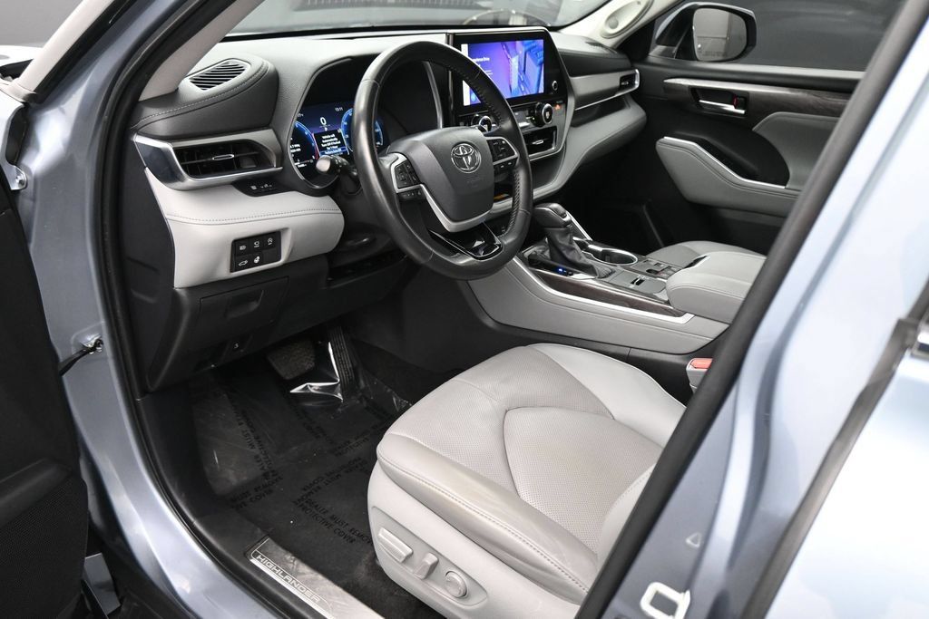 Used 2024 Toyota Highlander Limited FWD image 2