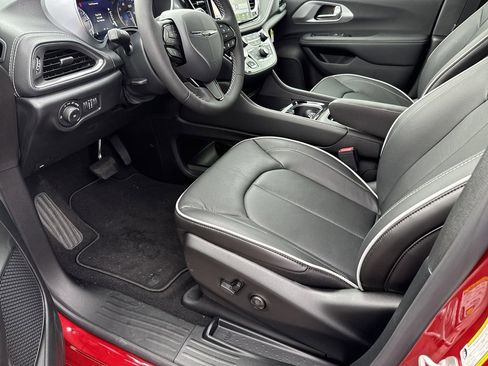 New 2026 Chrysler Pacifica Limited w/ S Appearance Package image 24