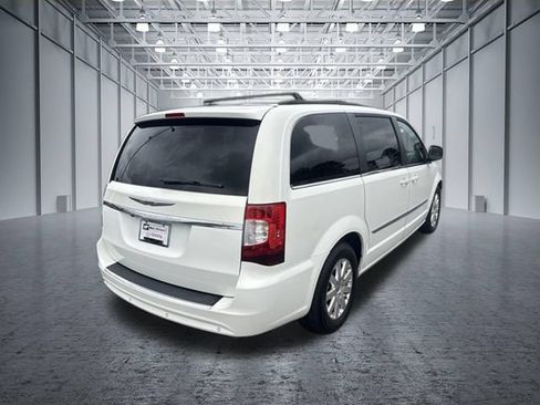 Used 2013 Chrysler Town & Country Touring FWD image 5