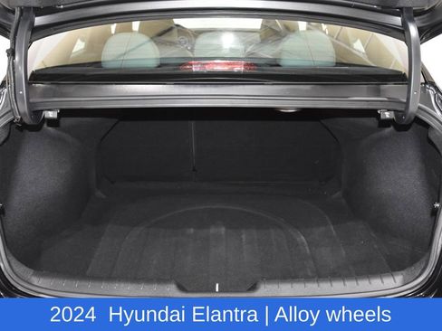 Used 2024 Hyundai Elantra Limited image 30