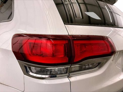 Used 2021 Jeep Grand Cherokee Laredo AWD/4WD image 28