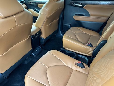 New 2025 Toyota Highlander Platinum image 5