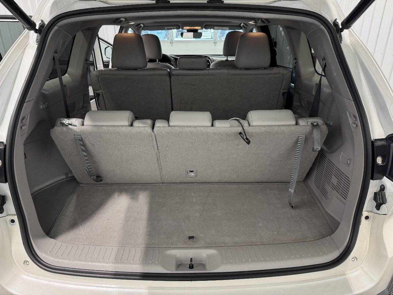 Used 2019 Toyota Highlander XLE AWD/4WD image 15