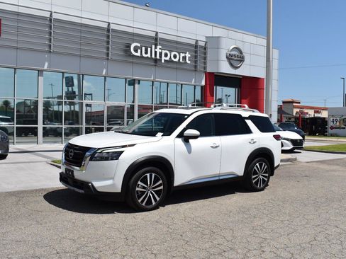 Used 2025 Nissan Pathfinder Platinum w/ Cargo Package FWD image 2