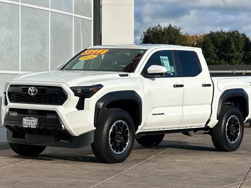 Used 2024 Toyota Tacoma TRD Off-Road image 8
