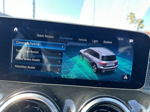 Used 2020 Mercedes-Benz GLB 250 4MATIC w/ Premium Package image 12