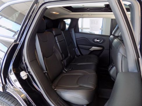 Certified 2018 Jeep Cherokee Limited w/ Technology Group image 25