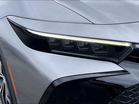 Used 2023 Toyota Crown Limited image 30