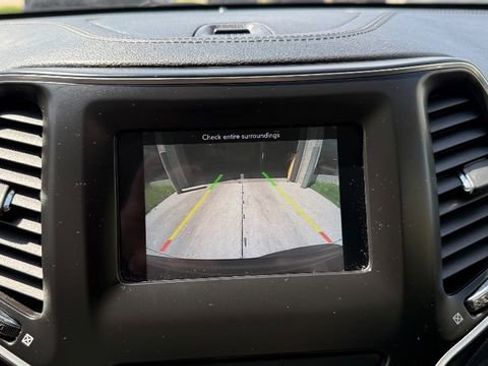 Used 2020 Jeep Cherokee Latitude Plus image 9