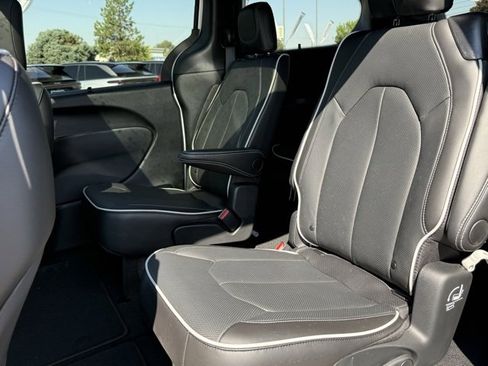 New 2025 Chrysler Pacifica Limited image 23