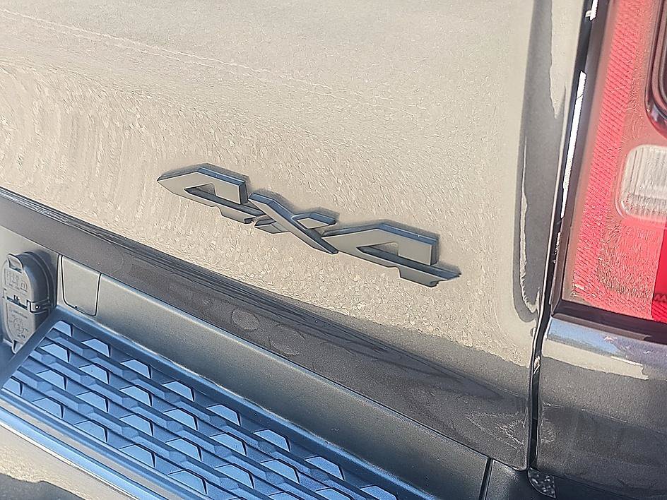 Used 2024 RAM 1500 Laramie AWD/4WD image 9