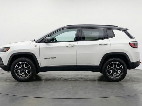 Used 2025 Jeep Compass Trailhawk AWD/4WD image 5