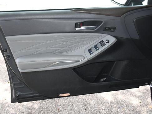 Used 2020 Toyota Avalon Limited image 10