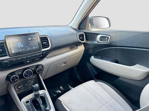 Used 2020 Hyundai Venue SEL image 21
