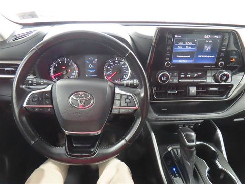 Used 2021 Toyota Highlander LE AWD/4WD image 17