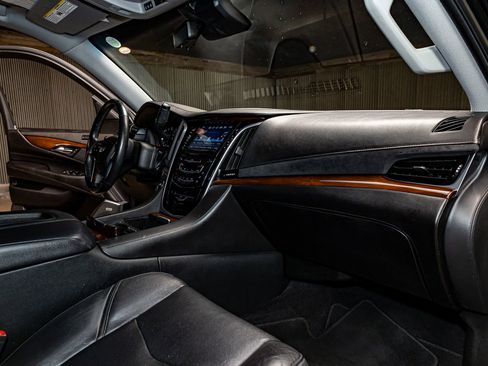 Used 2020 Cadillac Escalade ESV Premium Luxury image 13