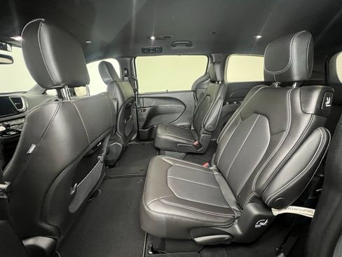 New 2026 Chrysler Pacifica Select image 5