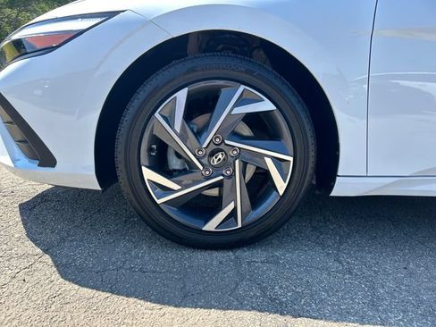 Certified 2025 Hyundai Elantra SEL FWD image 11