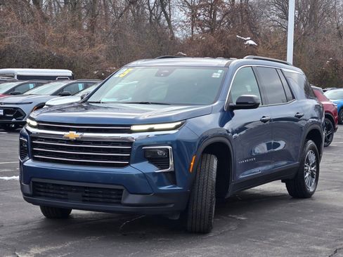 Used 2025 Chevrolet Traverse LT image 4